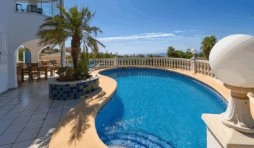 Piscina de la villa en forma de riñón