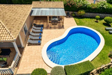 Piscina de la vivienda vista desde arriba