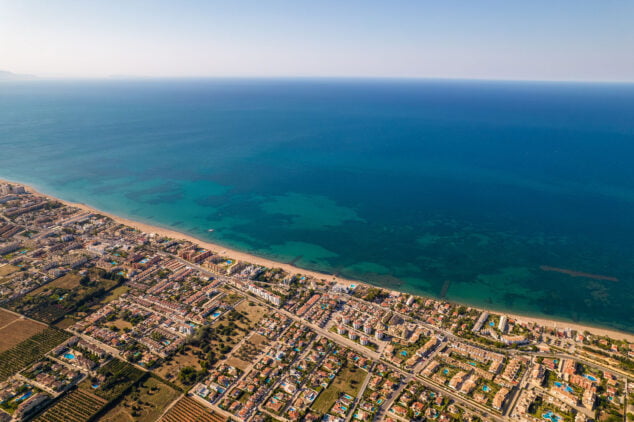 Imagen: Playas de arena de Dénia vistas desde un dron