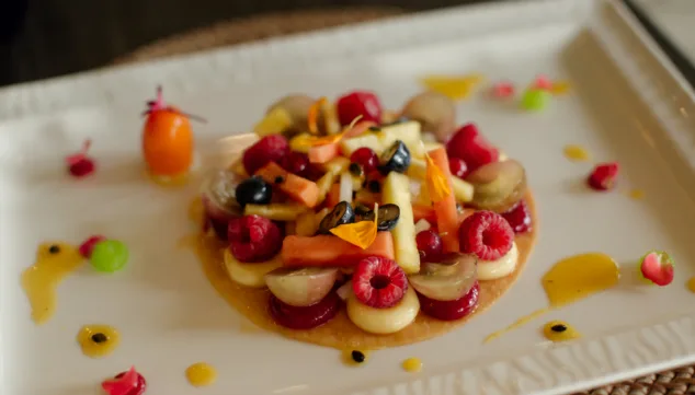La fusión perfecta entre cocina mediterránea y asiática la encontrarás en este restaurante de Dénia 5 postre de frutas en diferentes texturas mediterrasian