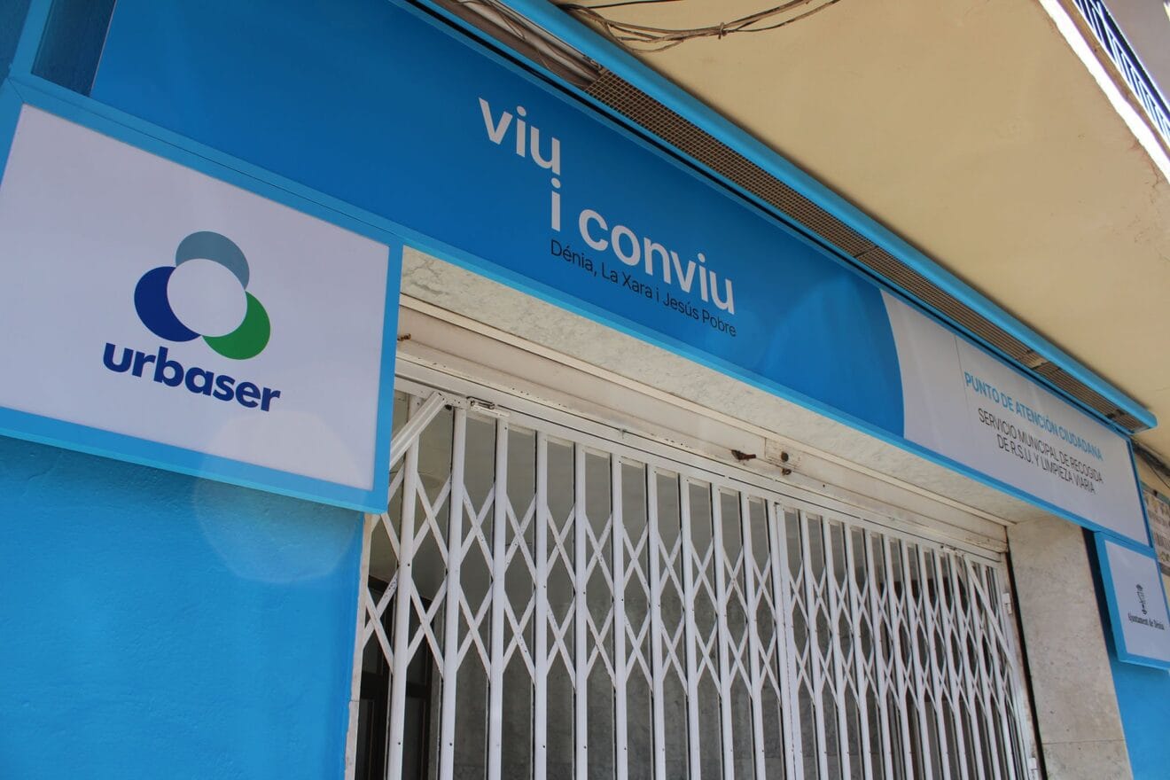 Puerta del punto de información de basura y limpieza