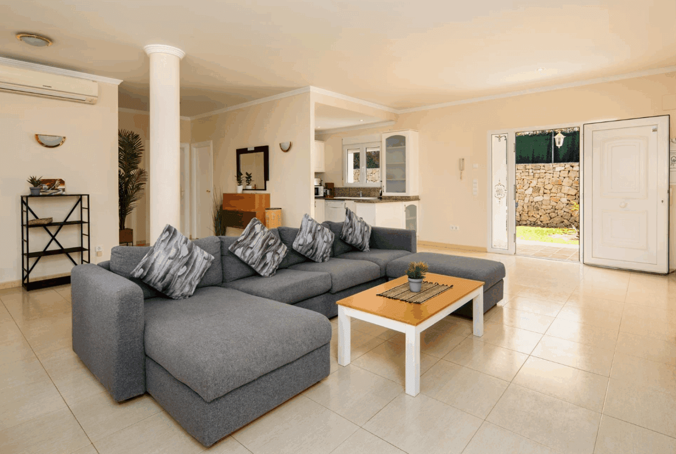 Salón de la vivienda junto a la cocina con salida al jardín