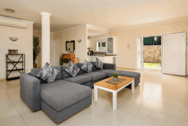 Salón de la vivienda junto a la cocina con salida al jardín