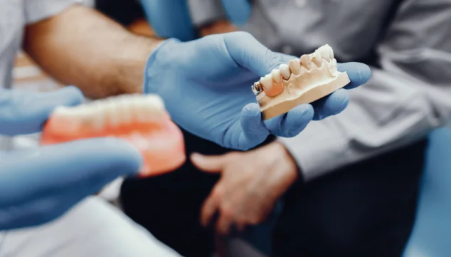Imagen: Señales de que indican que necesitas cambiar tus prótesis dentales por implantes