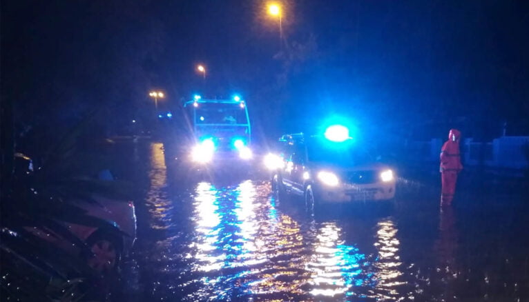 Servicios de emergencia en una zona inundada de Dénia