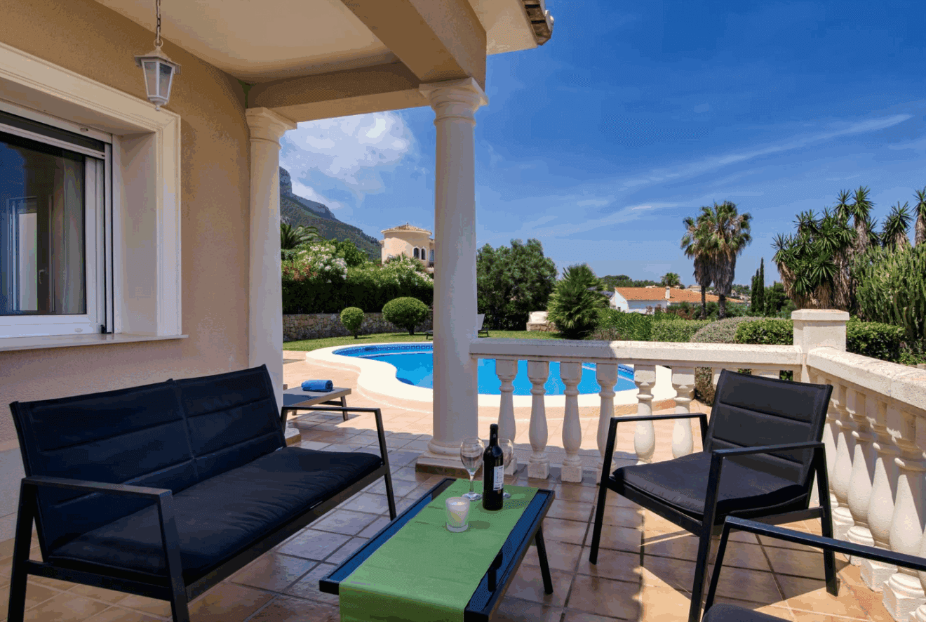Terraza cubierta con zona chill out