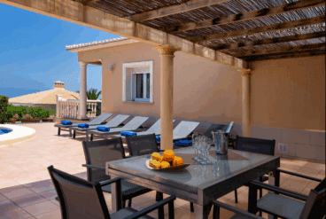 Terraza de la vivienda con hamacas