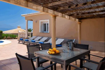 Terraza de la vivienda con hamacas