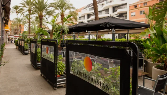 La fusión perfecta entre cocina mediterránea y asiática la encontrarás en este restaurante de Dénia 2 terraza de mediterrasian
