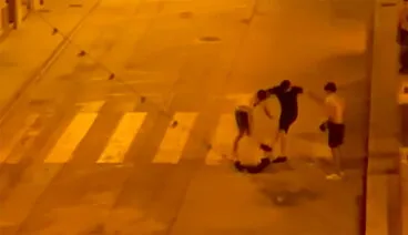 tres jovenes agreden a otro en pleno centro de denia