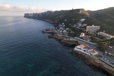 ultimo tramo de les rotes de denia con la cova tallada al fondo lugar del fatal suceso