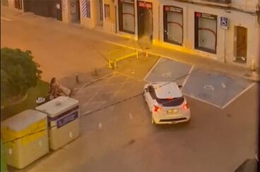 vehiculo con la musica muy alta de madrugada es expulsado de la glorieta de denia a pitidos