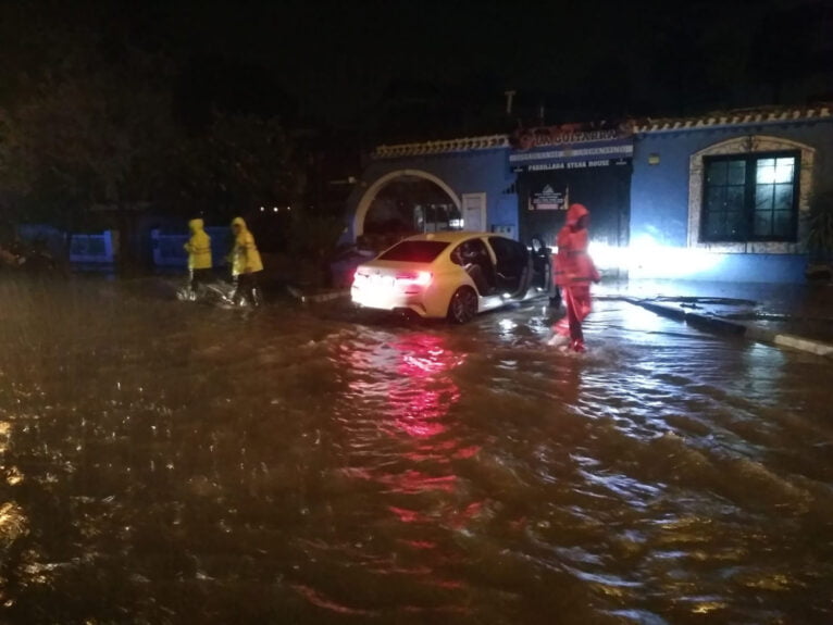 Vehículo parado en mitad de una calle inundada