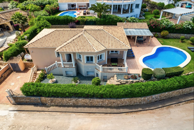 Luftaufnahme des Hauses mit privatem Pool