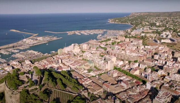 vista aerea del castillo de denia con el puerto al fondo