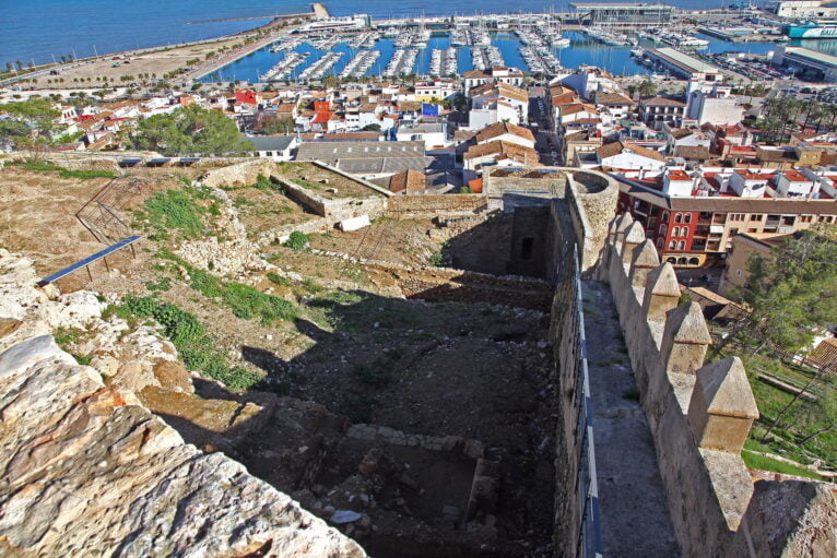 Vista de Baix la Mar y el puerto de Dénia desde el Castillo, hoy