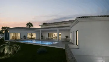 Blick auf das nachts beleuchtete Haus