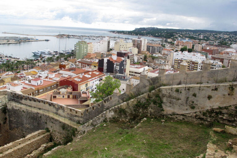 Vue de la zone portuaire de Dénia depuis le château, aujourd'hui