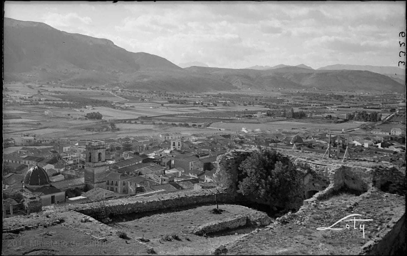Vista del Montgó y la plaça del Consell de Dénia desde el Castillo aproximadamente en 1930 | Archivo Loty