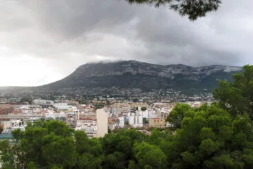 Vista desde el Castillo del Montgó y el centro de Dénia, oculto trar la arboleda