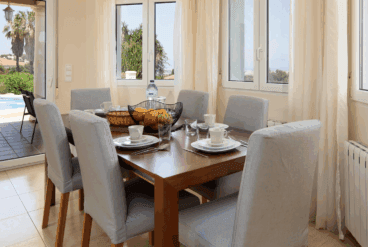 Zona de comedor de la vivienda junto a la piscina