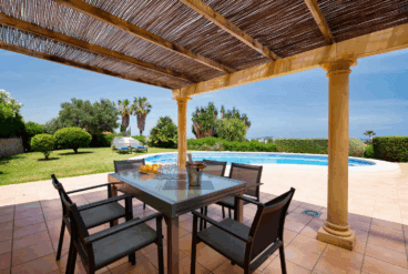 Zona de comedor exterior cubierta