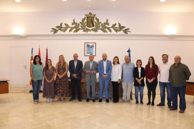 Imagen: Corporación municipal en el convenio con la Confederación Empresarial de la Comunidad Valenciana