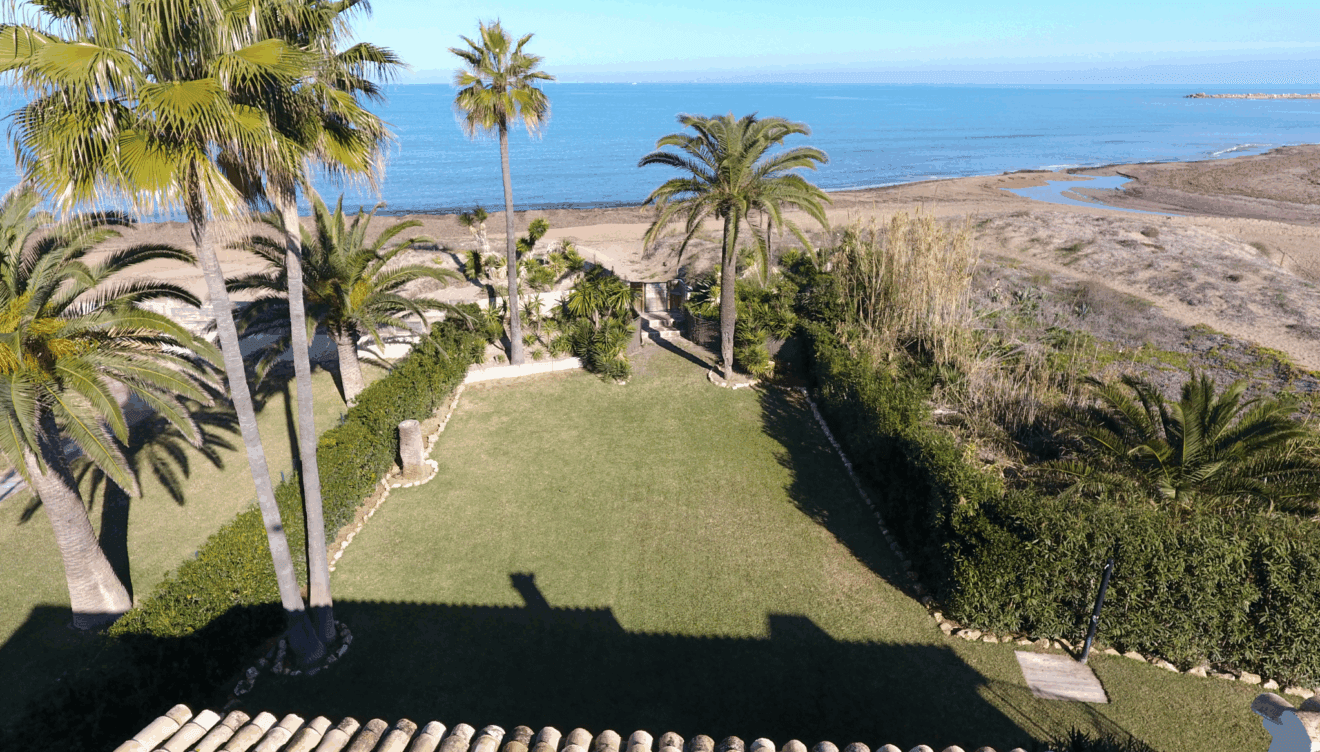 Acceso directo a la playa desde la vivienda