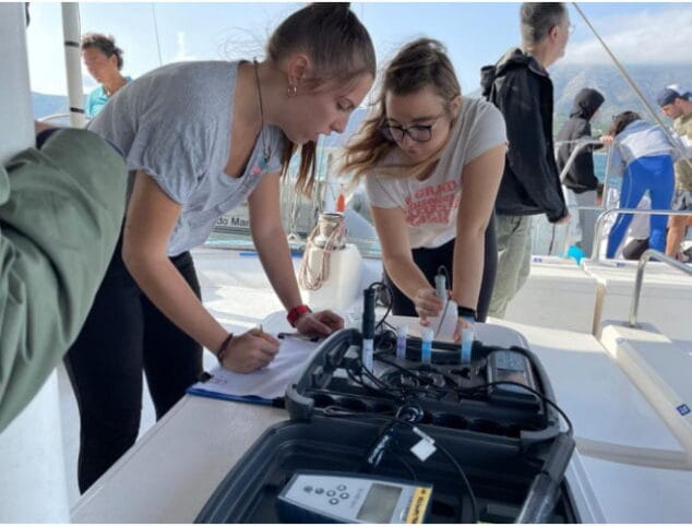 Imagen: Alumnas midiendo parámetros del agua
