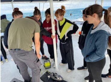 Alumnos en la explicación del funcionamiento del ROV para tomar imágenes submarinas y muestras