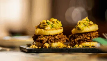 Arepas con carne torreznos y guacamole en Babilònia