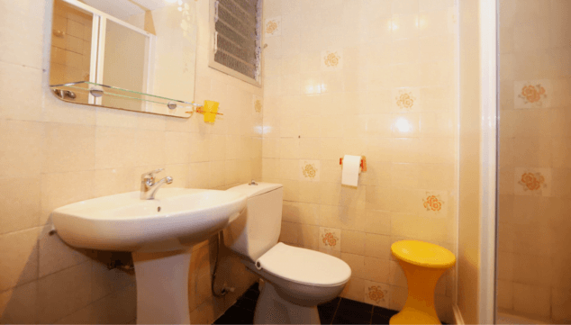 bancc83o del piso con plato de ducha