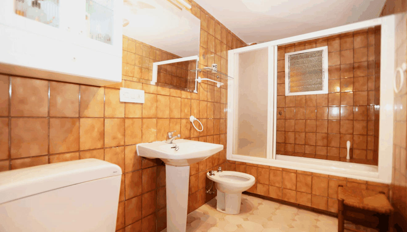 Baño equipado con ducha-bañera