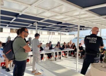 Charla de la Policía a los estudiantes en el catamarán