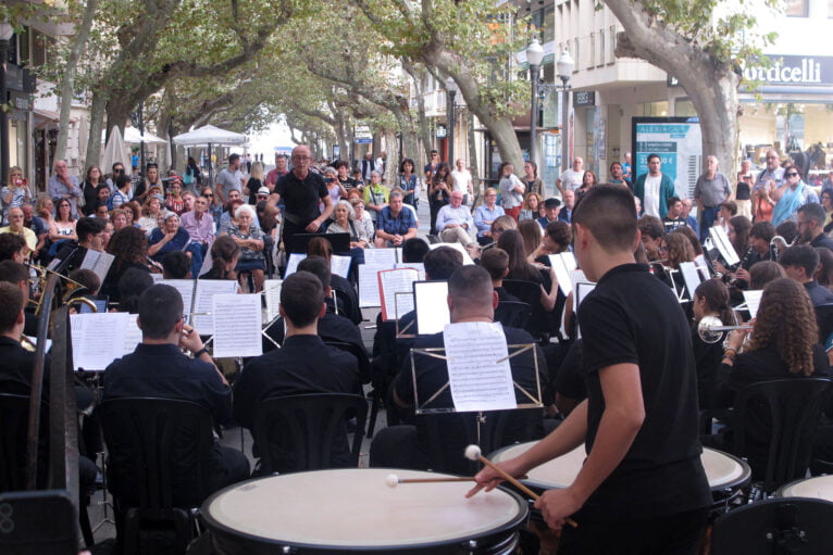 Концерт на улице во время Festival de les Humanitats