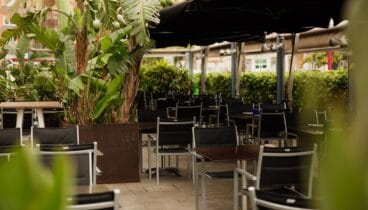 Descubre la terraza exterior de Mediterrasian