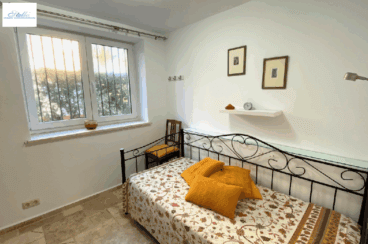 Dormitorio con cama individual