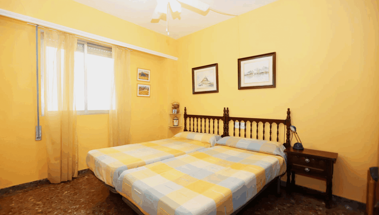 Dormitorio con dos camas individuales y muy luminoso
