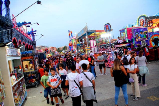 familias disfrutan de la fira de tots sants de denia 2022 01