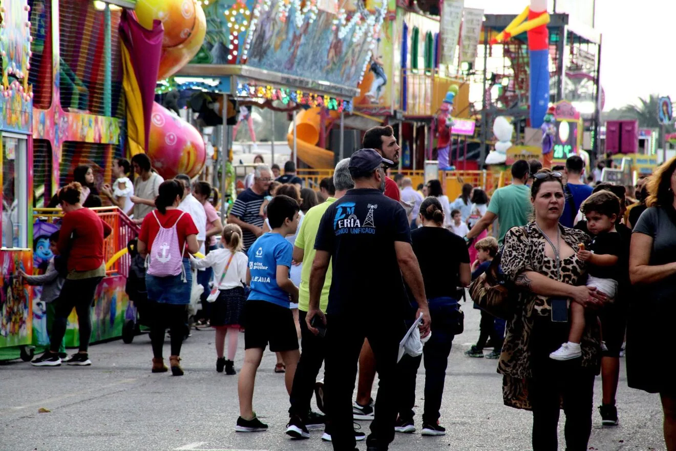 Familias disfrutan de la Fira de Tots Sants de Dénia 2022  02