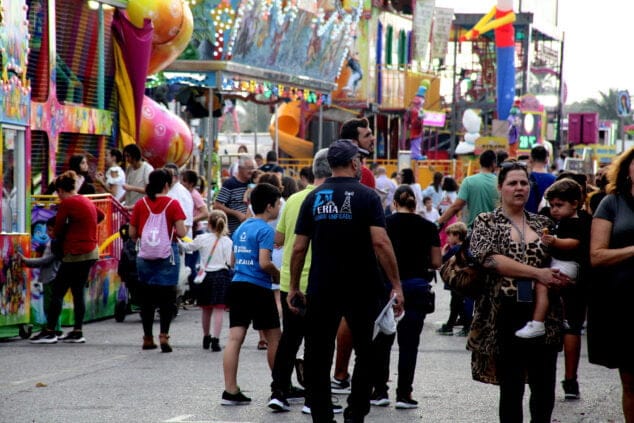 familias disfrutan de la fira de tots sants de denia 2022 02