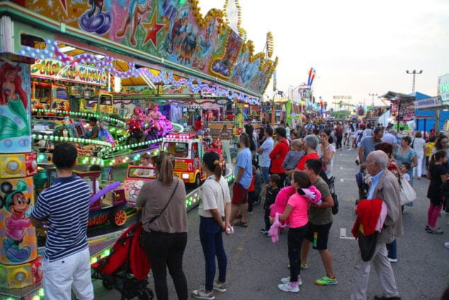 familias disfrutan de la fira de tots sants de denia 2022 03