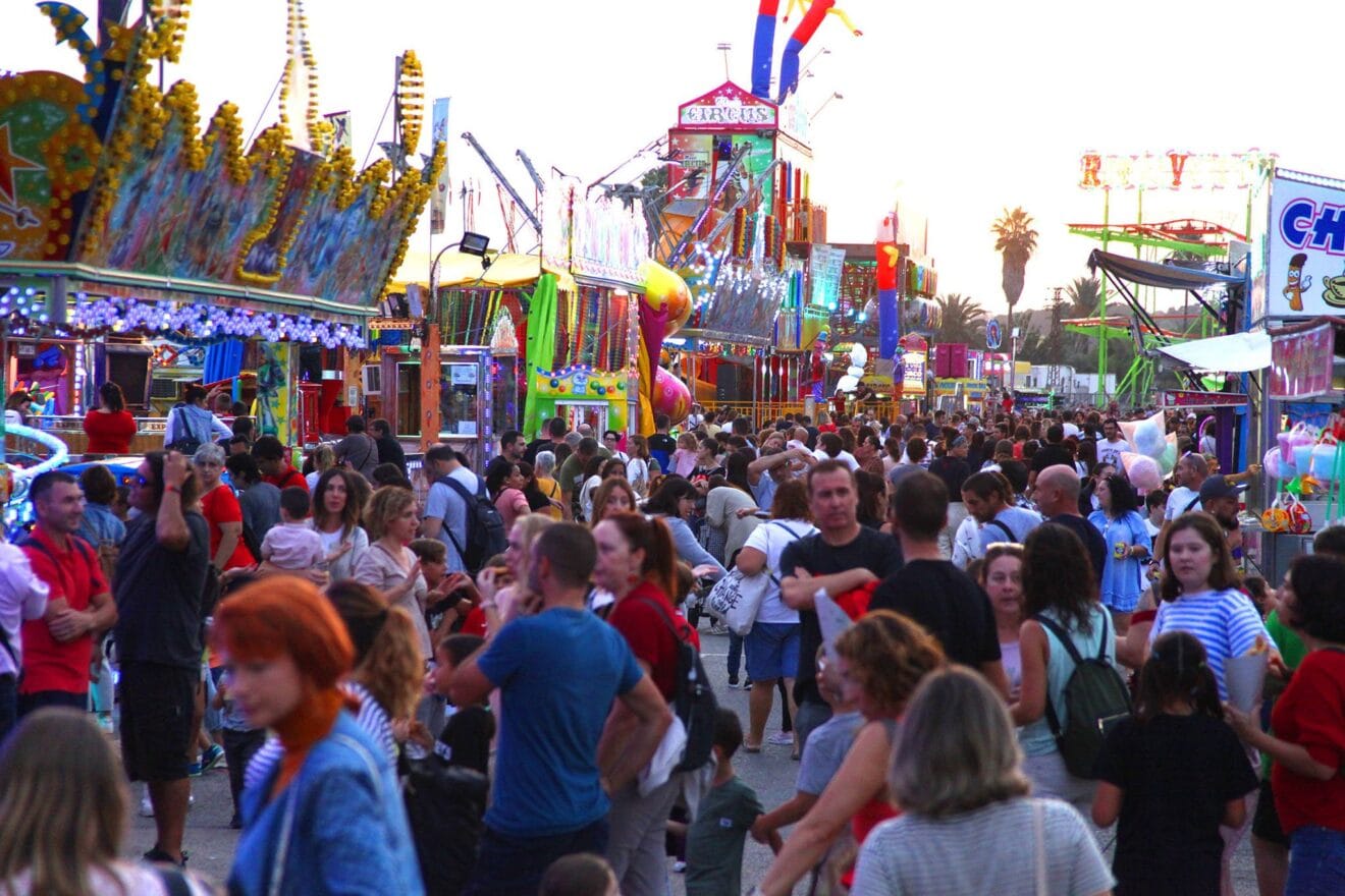 Familias disfrutan de la Fira de Tots Sants de Dénia 2022  04