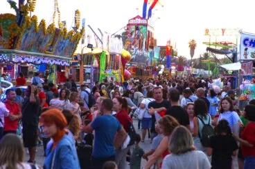 Familias disfrutan de la Fira de Tots Sants de Dénia 2022  04
