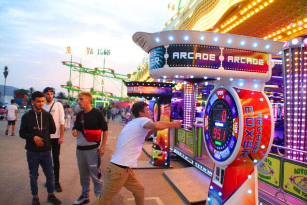 familias disfrutan de la fira de tots sants de denia 2022 07