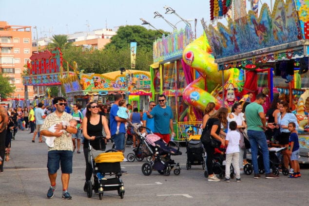 familias disfrutan de la fira de tots sants de denia 2022 11