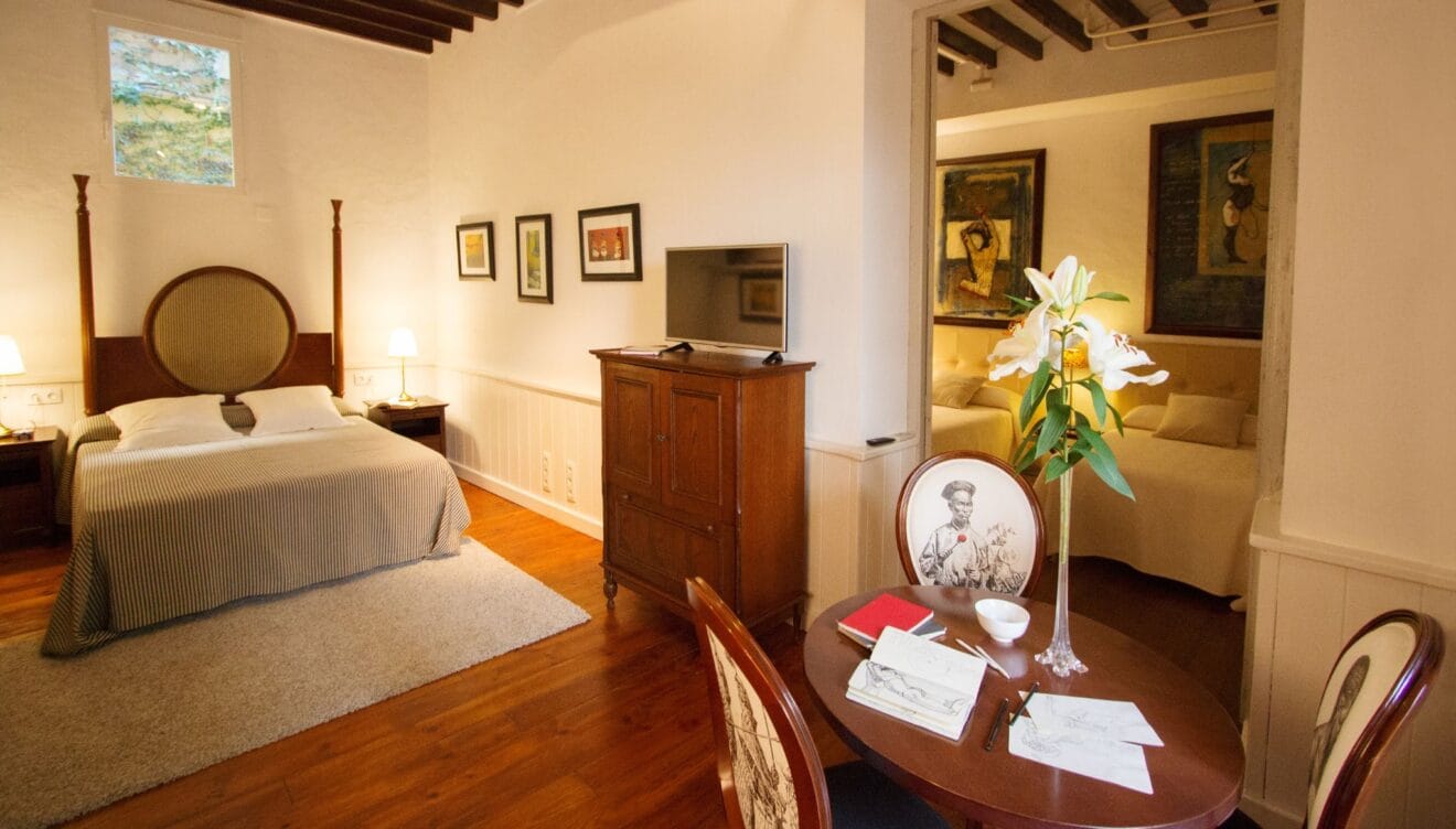 Habitación familiar con cama de matrimonio y camas individuales