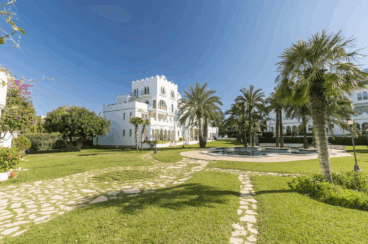 Jardines comunitarios con piscina en forma de laguna