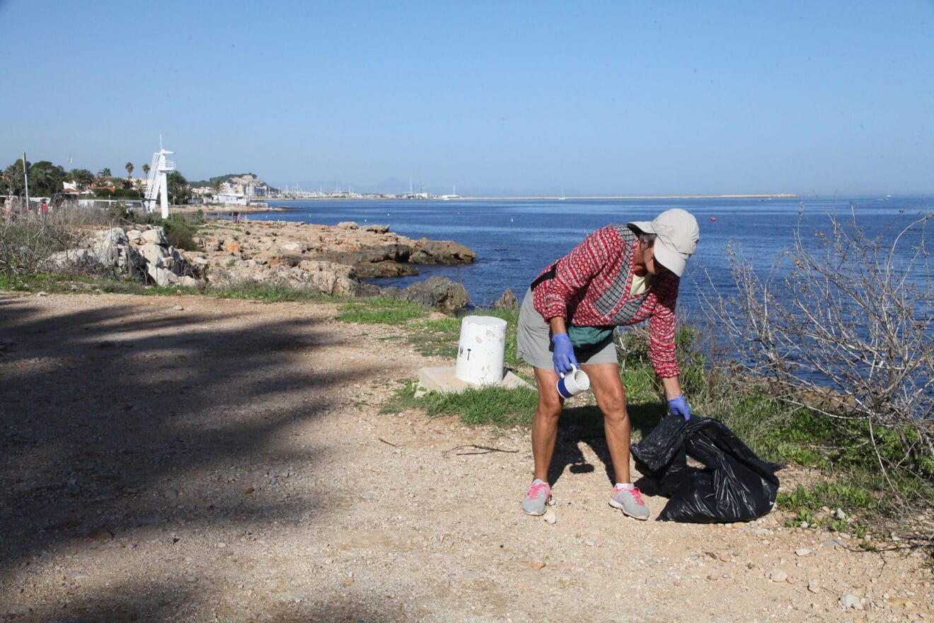 Jornada de limpieza de la costa de Dénia 01