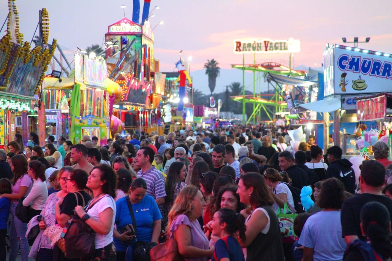 Las calles de la feria de Dénia a rebosar de gente